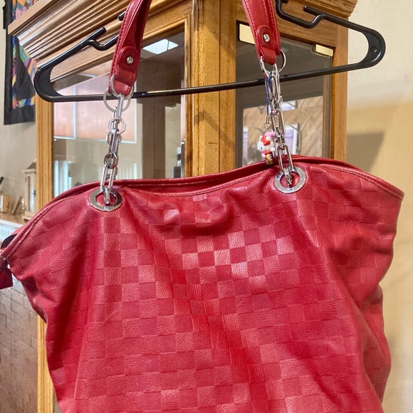 Red vegan leather shoulder bag with chain and tassels. - Picture 4 of 5